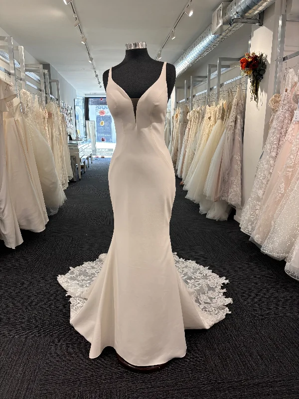 Shop Now and Save!Essense of Australia D3112