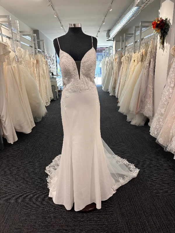Shop Before It’s Gone!Essense of Australia D3339