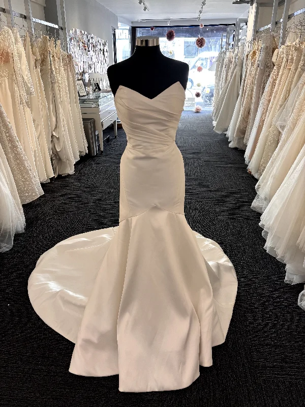 Score Big Savings Today!Essense of Australia D3340