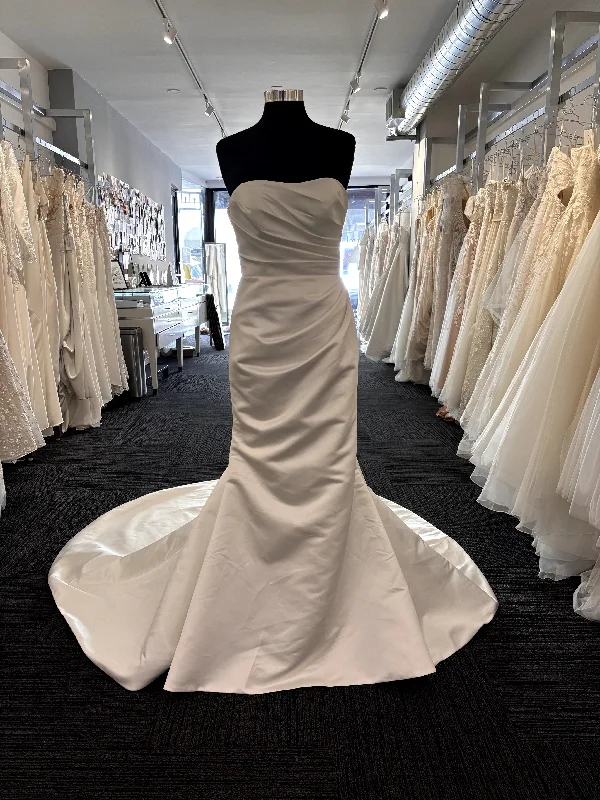Grab Yours Before It’s Too Late!Essense of Australia D3705