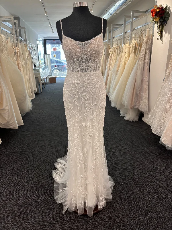 Special Discounts Inside!Essense of Australia D3883