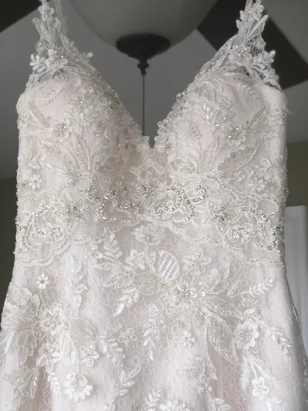 One Click Away from Big Savings!Casablanca Sequined Lace